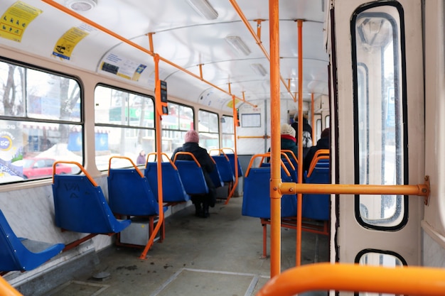 Photo l'intérieur du bus urbain