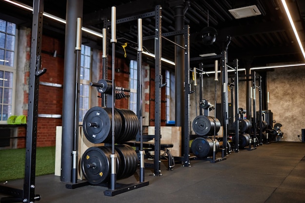 Intérieur du club de sport d'entraînement avec des machines d'exercice