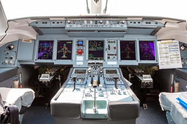 À l'intérieur du cockpit d'un avion de passagers