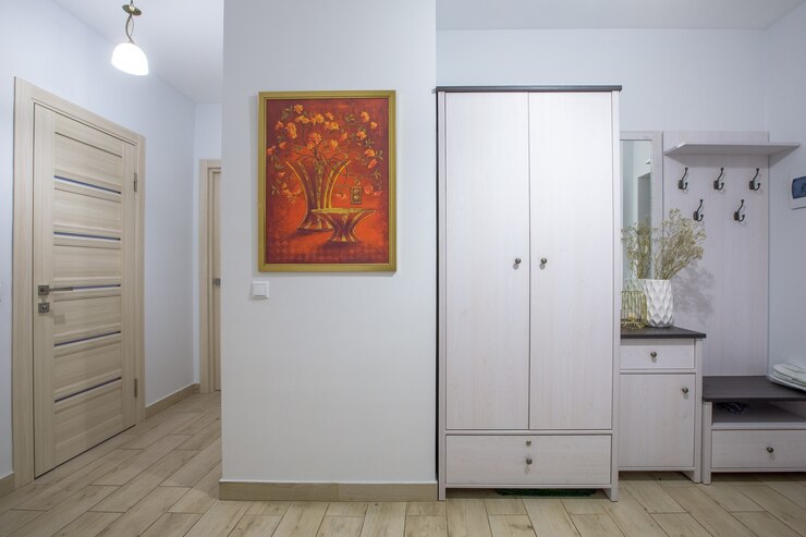 Photo l'intérieur du couloir dans un appartement de deux pièces avec cuisine, aux couleurs claires