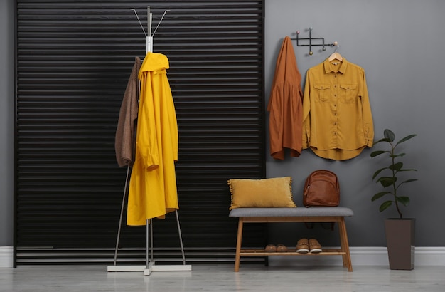Intérieur du couloir avec des vêtements et des accessoires de meubles élégants