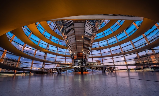 À L'intérieur Du Dôme Du Reichstag