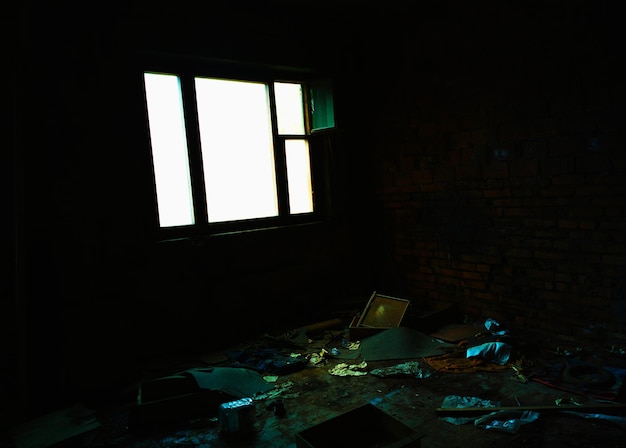 Intérieur du fond de la salle industrielle abandonnée