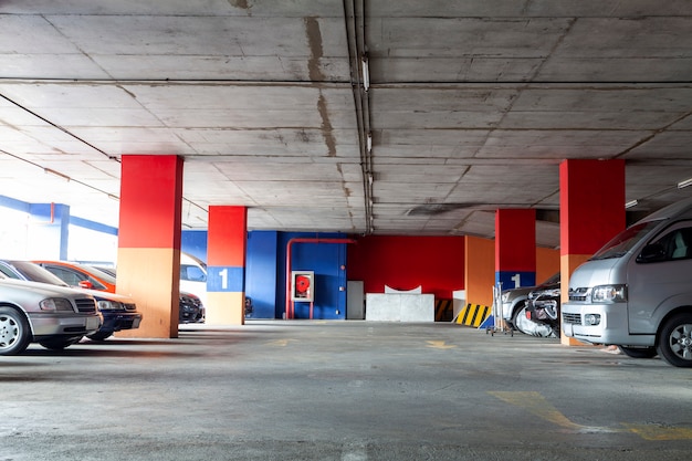 Intérieur du garage de stationnement, intérieur souterrain avec des voitures garées