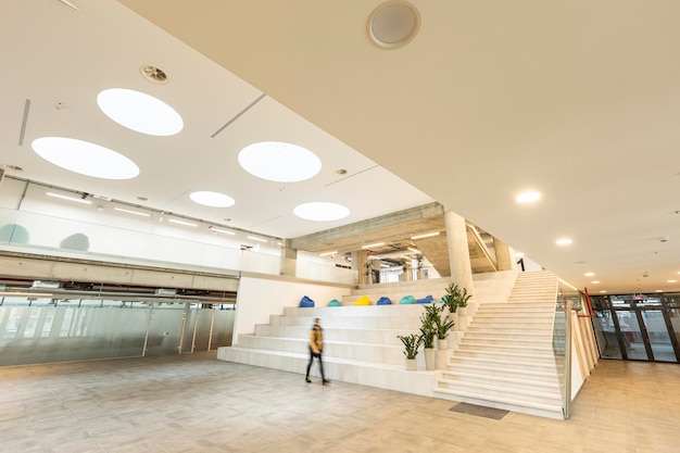 Intérieur du grand couloir de l'espace de bureau