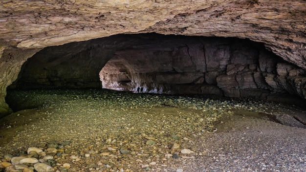 À l'intérieur du Grand Pont Naturel, une grotte creusée par la rivière Cesse près du village de Minerve, Hérault