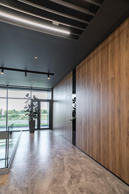 Intérieur du hall d'entrée moderne dans un immeuble de bureaux moderne