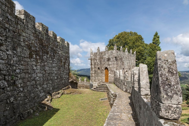 À l'intérieur du mur du château