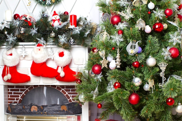 Intérieur du Nouvel An un arbre de Noël festif décoré de jouets