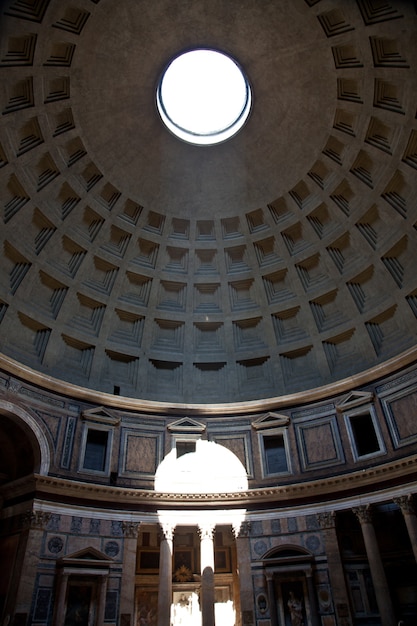 Photo intérieur du panthéon de rome avec le célèbre rayon de lumière du haut