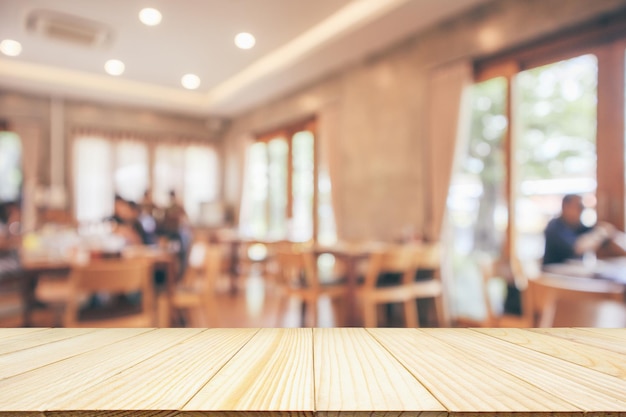 Intérieur du restaurant avec client et table en bois flou fond abstrait avec lumière bokeh