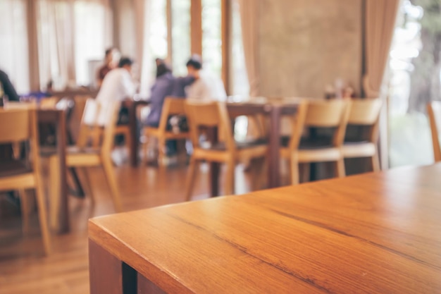 Intérieur du restaurant avec le client et la table en bois flou fond abstrait avec lumière bokeh