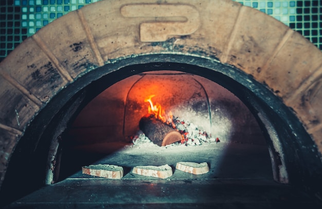 Intérieur du restaurant moderne avec cheminée en gros plan