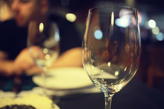 Intérieur du restaurant à vin blanc en verre, dîner abstrait avec alcool au bar