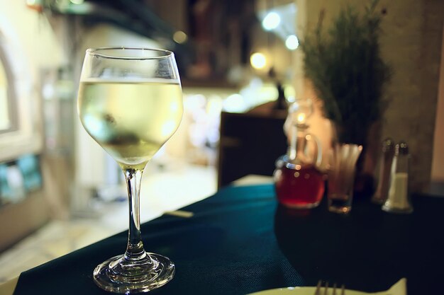 Intérieur du restaurant à vin blanc en verre, dîner abstrait avec alcool au bar