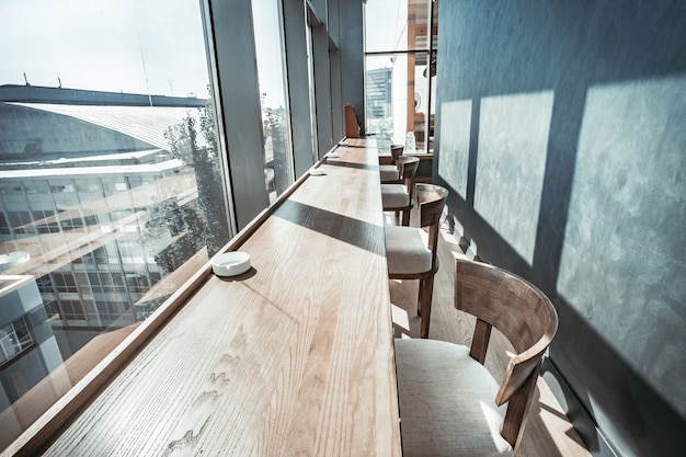 Intérieur du restaurant avec vue panoramique.