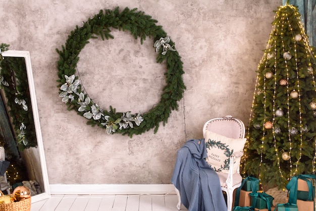 Photo intérieur du salon avec des décorations de noël