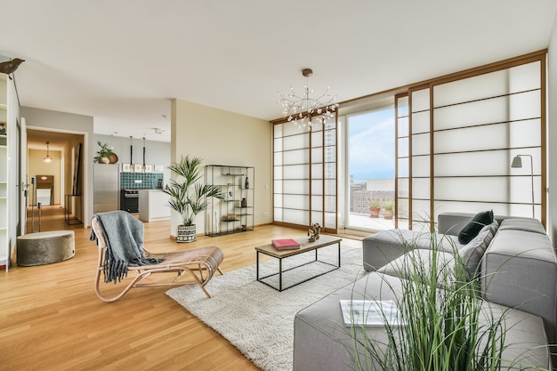 Intérieur du salon moderne et spacieux avec porte de terrasse en verre dans un appartement spacieux