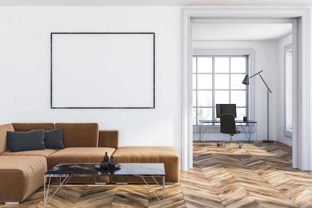 L'intérieur du salon avec des murs blancs, un sol en bois, un canapé brun debout près d'une table à café noire avec une affiche horizontale au-dessus.