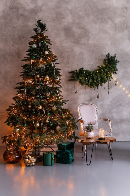 Intérieur du salon de Noël avec arbre de Noël, cadeaux et lumières