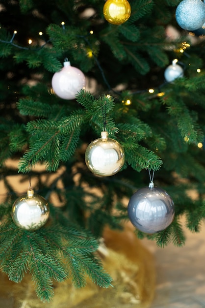 Intérieur du salon avec sapin de Noël et décorations.