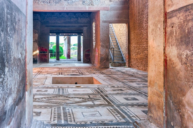 Intérieur du sol en mosaïque du bâtiment de la ville antique de Pompéi, Naples, Italie