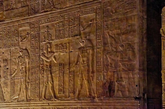 L'intérieur du temple d'Edfu avec des hiéroglyphes égyptiens sculptés sur les murs et les colonnes