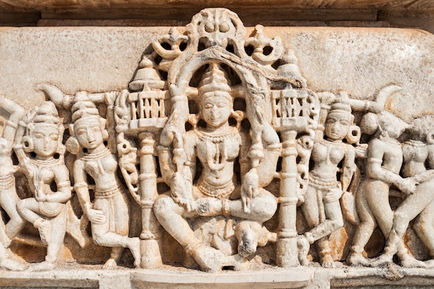 Intérieur du temple de Ranakpur en Inde