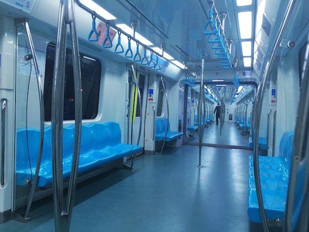 Intérieur du train éclairé