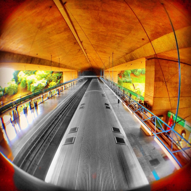 Photo intérieur du tunnel éclairé