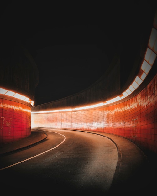 Photo intérieur du tunnel éclairé