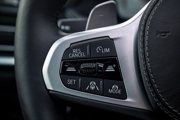 Intérieur du véhicule d'une voiture moderne avec bouton de commande. Volant avec boutons multifonctions