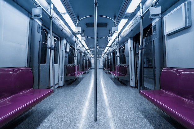 À l'intérieur du wagon de métro, siège violet vide