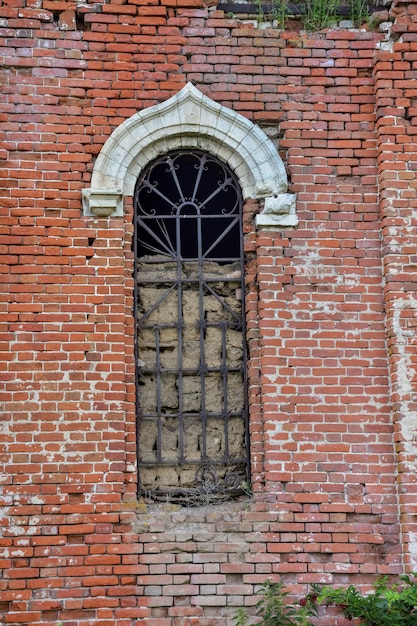 Intérieur d'une église abandonnée abandonnée de bâtiment de brique rouge