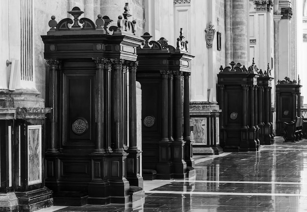 Intérieur d'église catholique : détail confessionnel, 150 ans, fait de bois