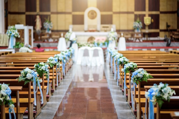 Photo intérieur d'église chrétienne avec décoration florale de mariage