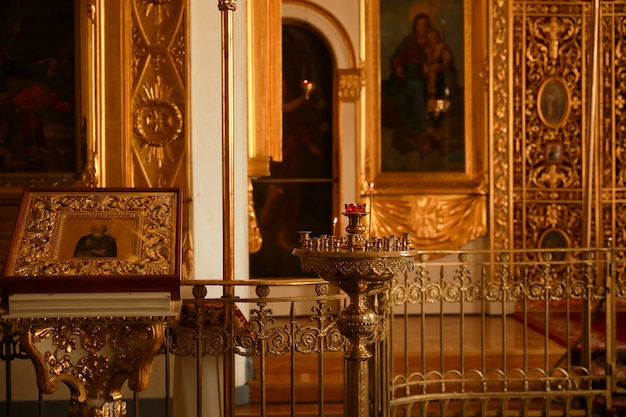 Intérieur de l'église chrétienne orthodoxe. Icône et bougies. À l'intérieur.