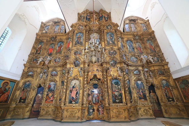 intérieur de l'église iconostase icônes objets de culte autel religion crucifixion