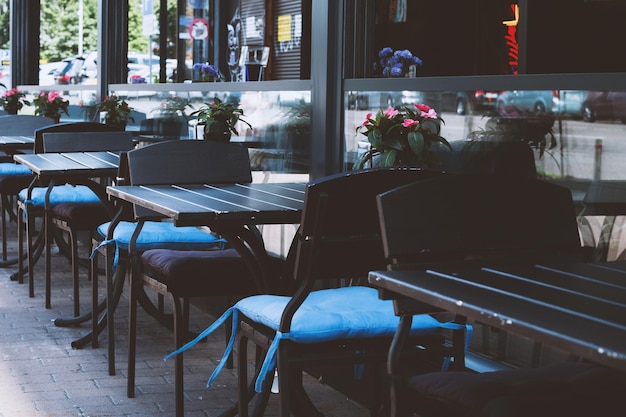 Photo intérieur élégant d'un café de rue d'été