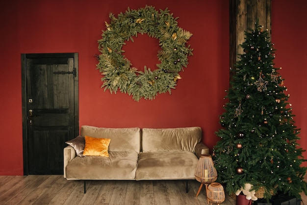 Intérieur élégant du salon avec un sapin de Noël sur fond rouge