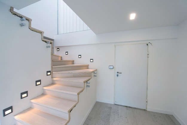 intérieur élégant avec escaliers en bois dans un grand appartement de luxe moderne sur deux niveaux