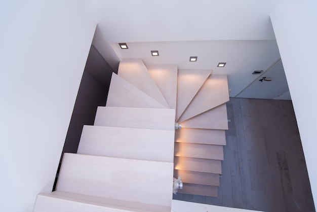 intérieur élégant avec escaliers en bois dans un grand appartement de luxe moderne sur deux niveaux