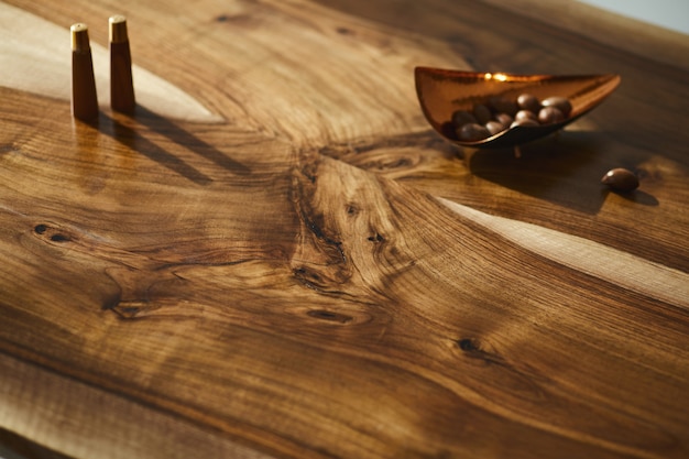 intérieur élégant de la salle à manger intérieur avec une table familiale en bois détaille le modèle de texture de table