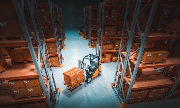 Intérieur d'un entrepôt de stockage avec des étagères pleines de marchandises