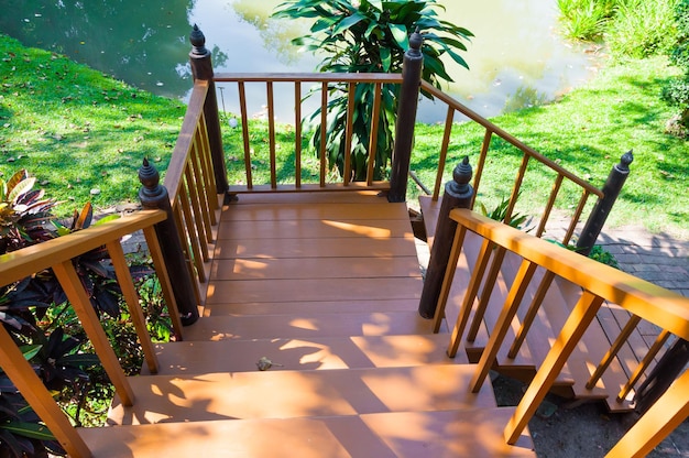 Intérieur d'escalier en bois dans la cabane de jardin en Thaïlande, style maison thaïlandaise