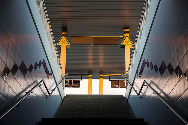Photo l'intérieur d'un escalier vide dans une gare
