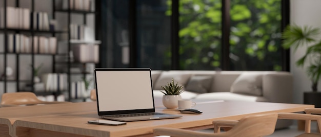 Intérieur de l'espace de coworking scandinave moderne avec maquette d'ordinateur portable sur table en bois