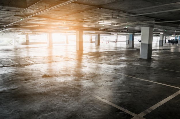 Intérieur de l'espace de garage de stationnement vide vide dans le grand magasin du centre commercial