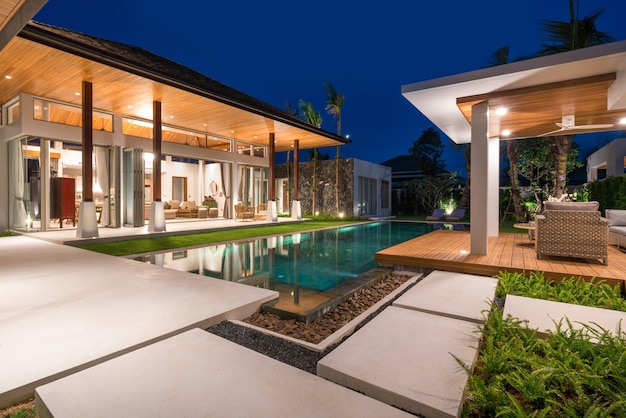 Intérieur et extérieur de la villa avec piscine