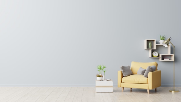 L'intérieur a un fauteuil jaune sur fond de mur gris vide.